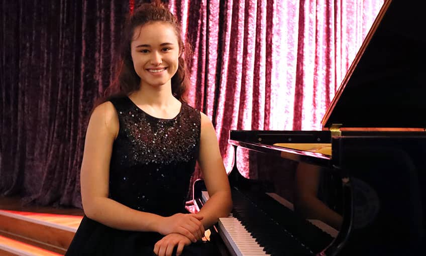 Alkışlar bir kez daha Nehir için