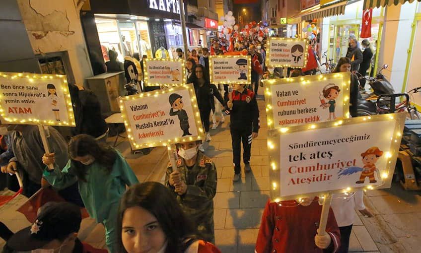 98. Yıl Gururu Cumhuriyetin Işıkları İle Yaşandı