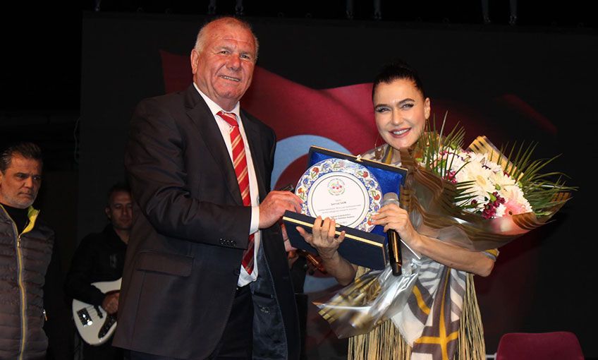 Binlerce Kemalpaşalı Şevval Sam konserinde buluştu