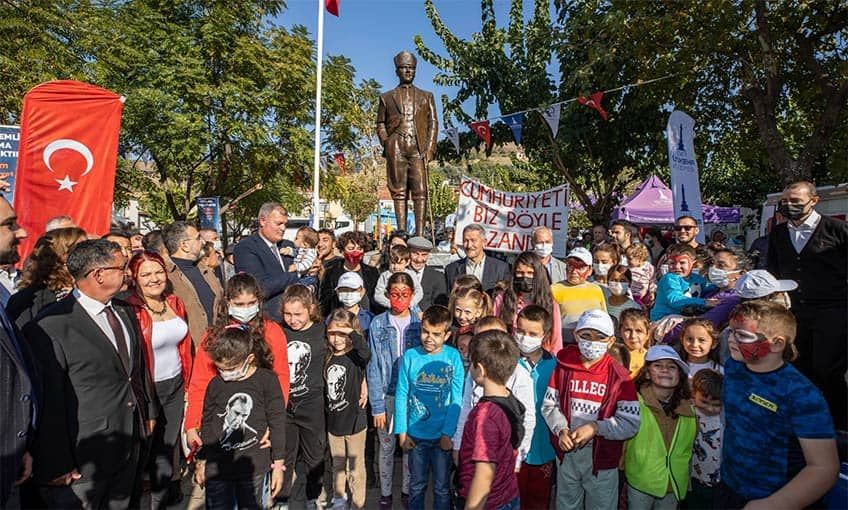 Cumhuriyetimizi hamasetle değil; alın terimiz ve zekamızla yaşatıyoruz