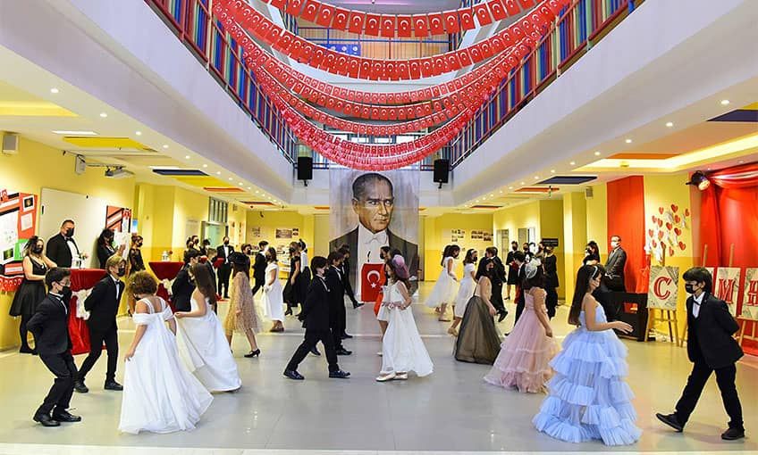 Piri Reis’te Atatürklü Cumhuriyet balosu