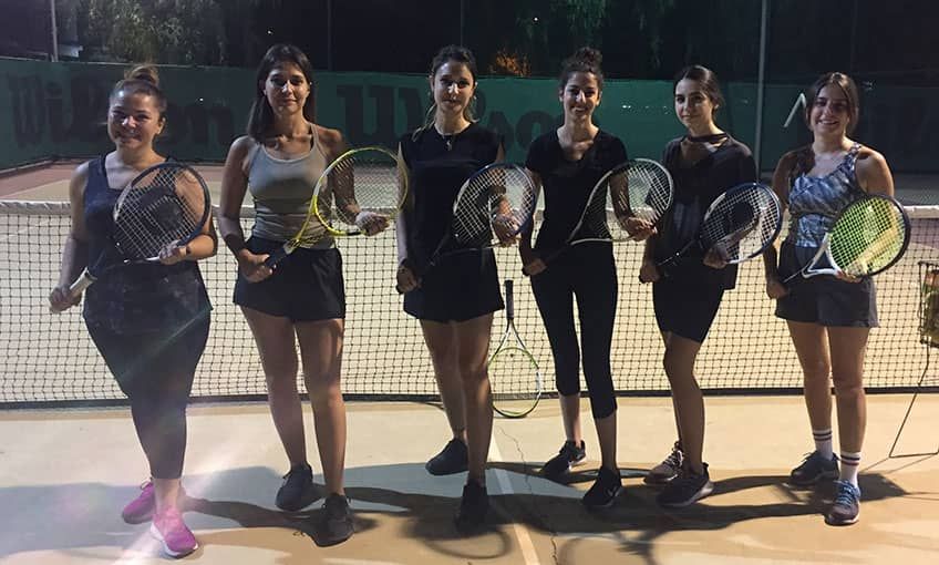 Gündüz çalışan, spor yapamayan kadınlara gece tenis okulu