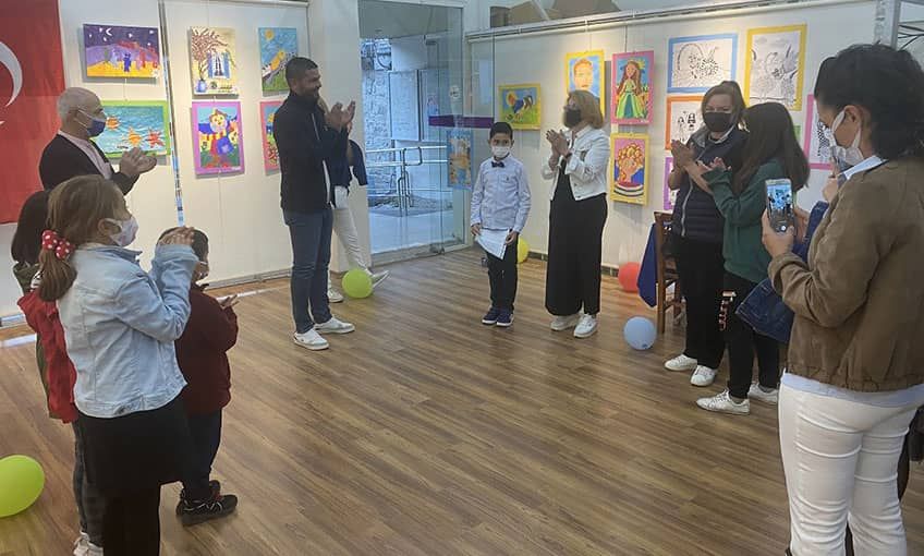 Küçük ellerin resimleri, Foça’da