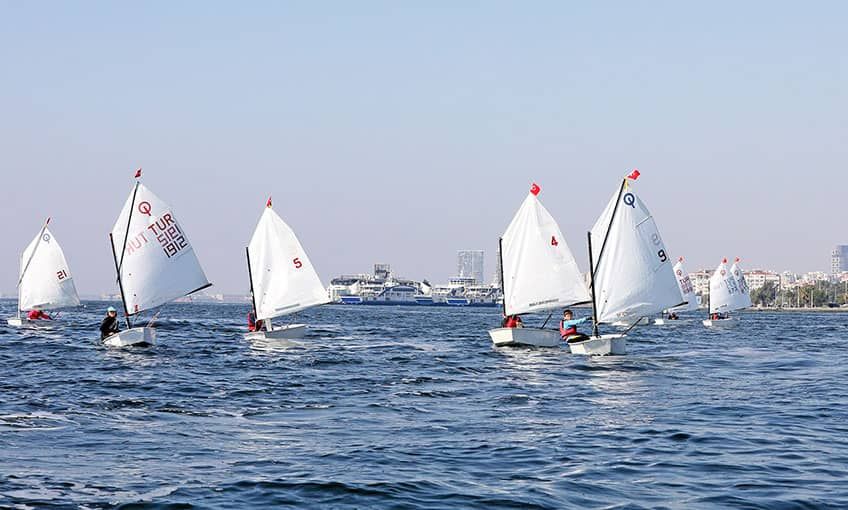 İzmir Körfezi’nde yelkenler rüzgarla doldu