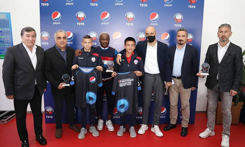 Futbolun efsaneleri genç futbolseverlerle İzmir’de buluştu