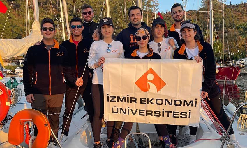 Yelkene 28 madalya takıldı