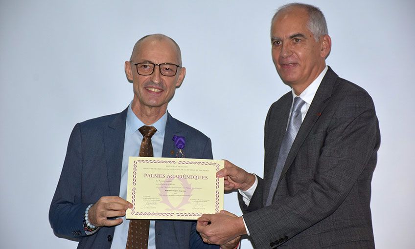 Okul Müdürüne Şövalye Nişanı