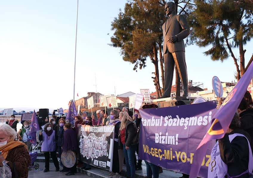 Ayvalıklı kadınlardan şiddete karşı farkındalık yürüyüşü