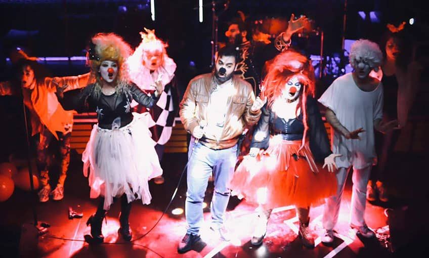 Katil palyaçolar sahnede!