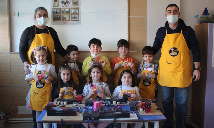 Kendi oyuncaklarını yapıyor