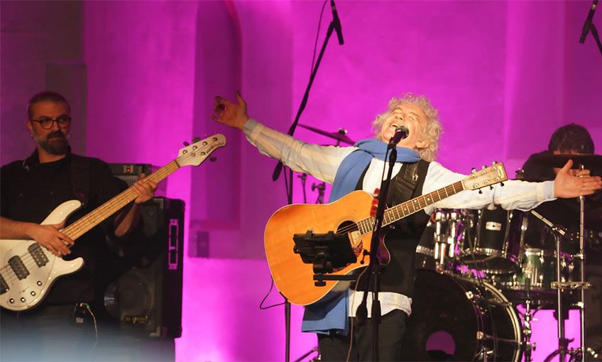 Çeşme sokakta güzel