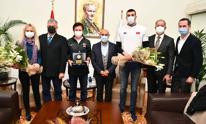 milli yüzücü Sakçı Başkan Soyer'i ziyaret etti