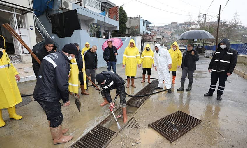 Afetin izlerini siliyor