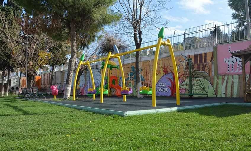 Hastane bahçesine çocuklar için oyun parkı