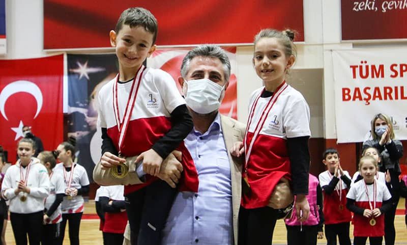 Başkan Sandal'dan başarılı sporculara madalya