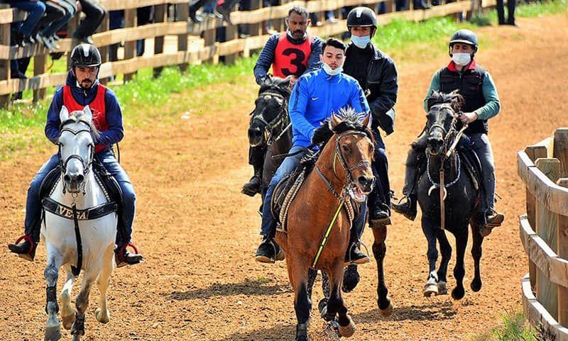 Atlar şehitler için koştu