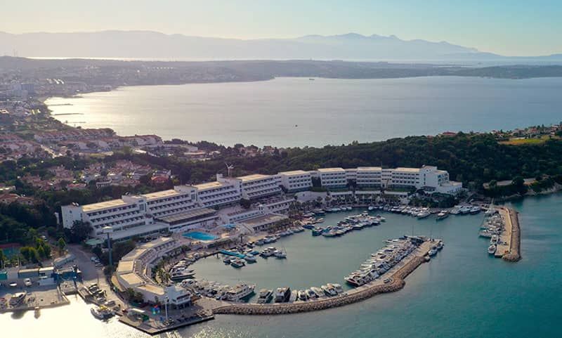Altın Yunus Çeşme Resort & Termal Otel  1 Nisan’da