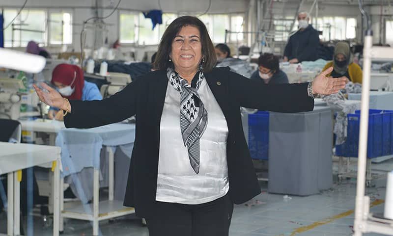 El ele Yan yana yürüyoruz