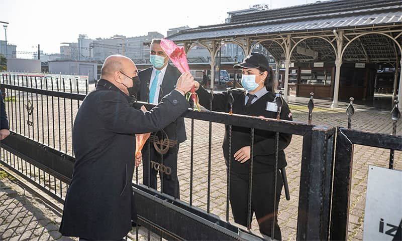 Başkan Soyer kadınlara karanfil dağıttı