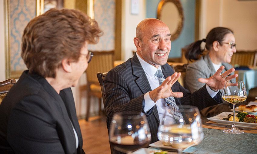 Başkan Soyer kadın belediye başkanları ile buluştu