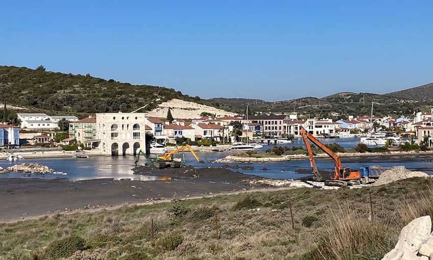 Alaçatı sulak alanında kanuna aykırı inşaatlar derhal durdurulmalıdır