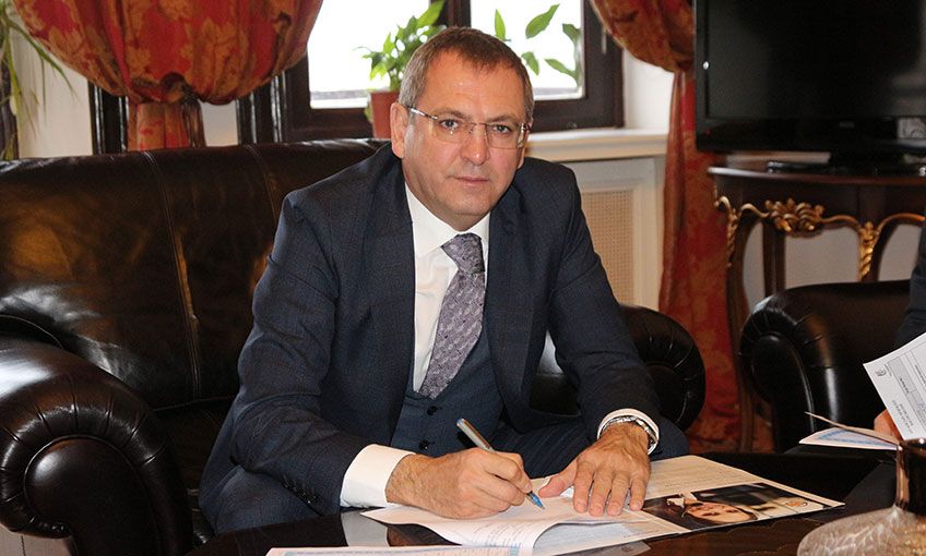 Ayvalık'tan 82 öğrenciye düzenli olarak burs