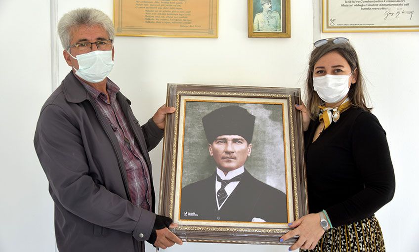 Muhtarlara Atatürk Portresi