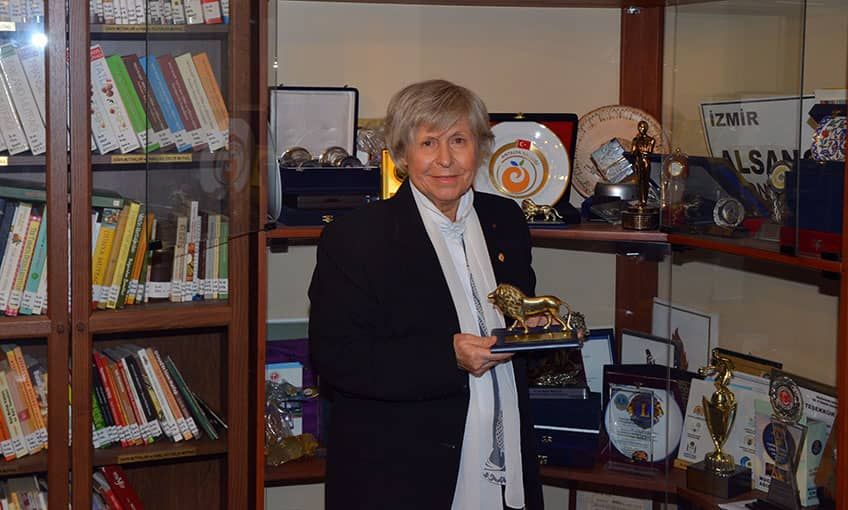 Onun dev bir kütüphanesi var