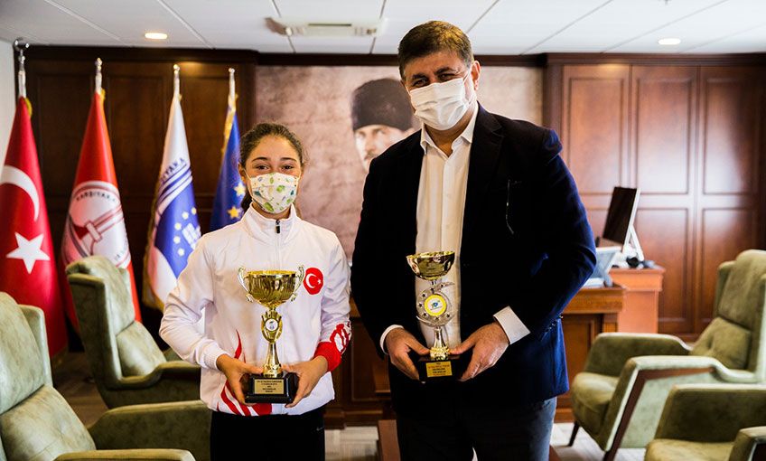 Karşıyakalı milli tenisçi Başkan Tugay’ı ziyaret etti