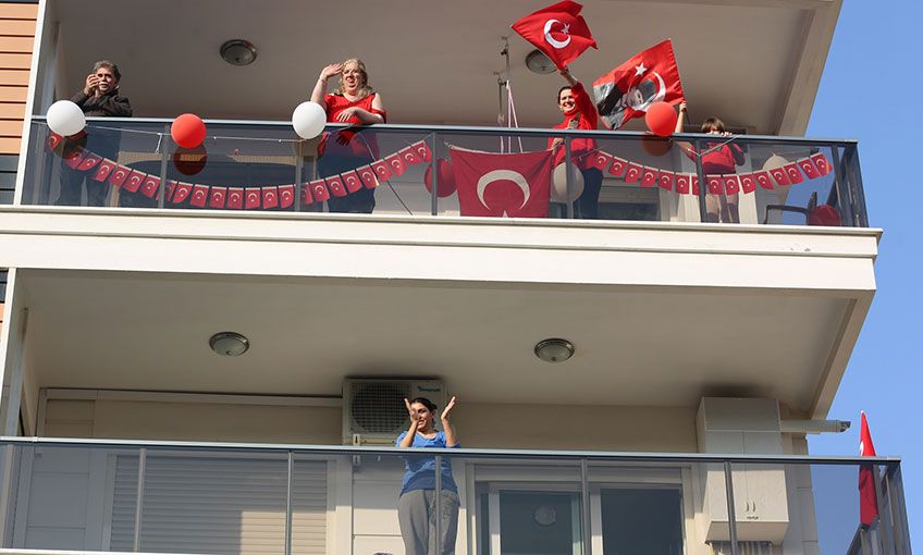Balkonlarda bayram coşkusu