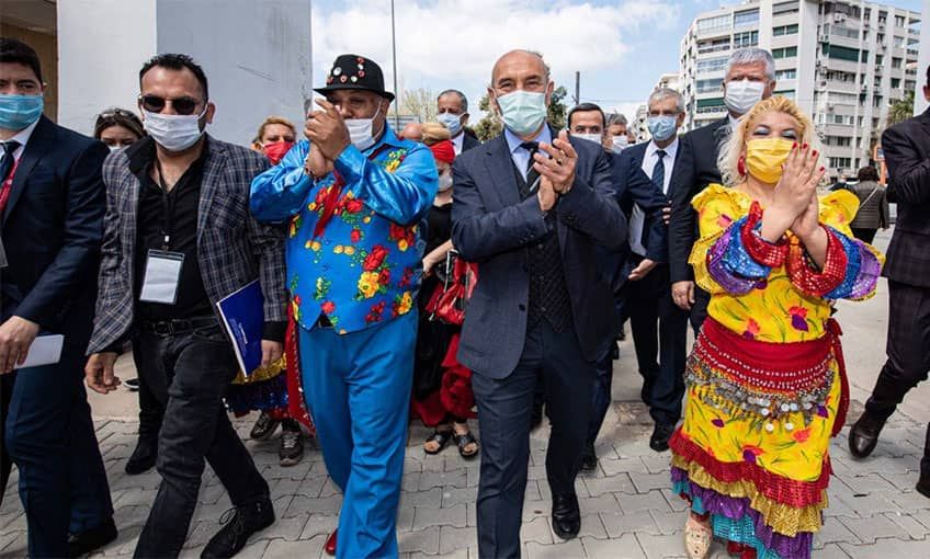 İzmir sanatçılarıyla el elee