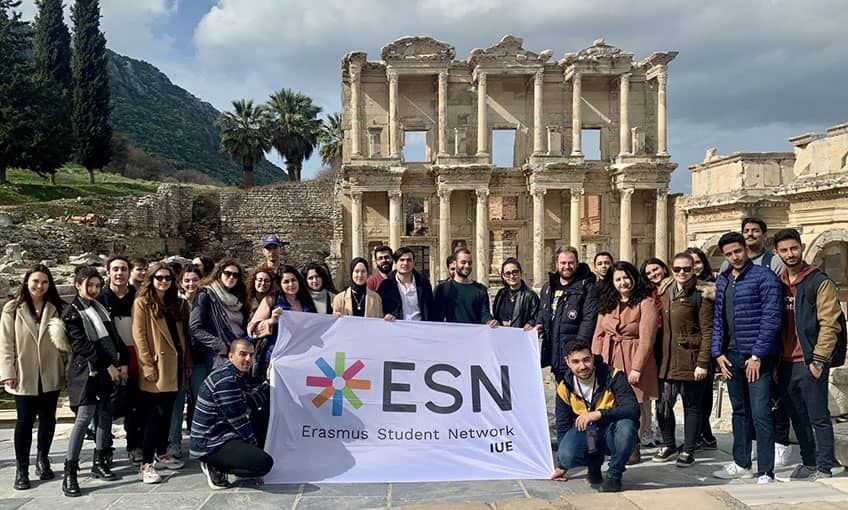 İEÜ’lü gençlere 9 ödül birden