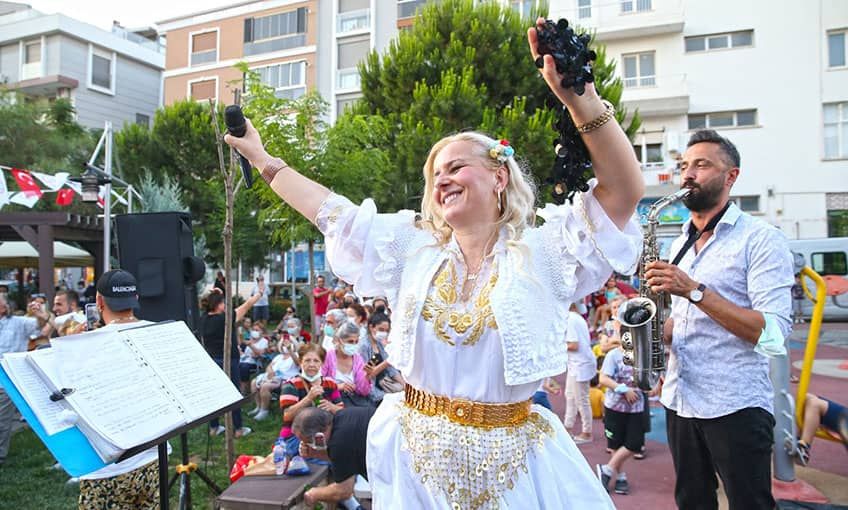 “Sen de Gel” coşkusu, iki mahalleyi sardı