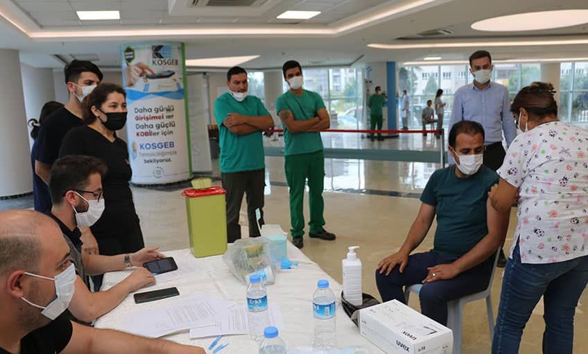 Fabrika çalışanları aşılanıyor