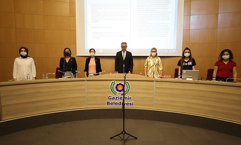 Gaziemir Belediye Meclisi’nde Atatürk’e saygı duruşu!