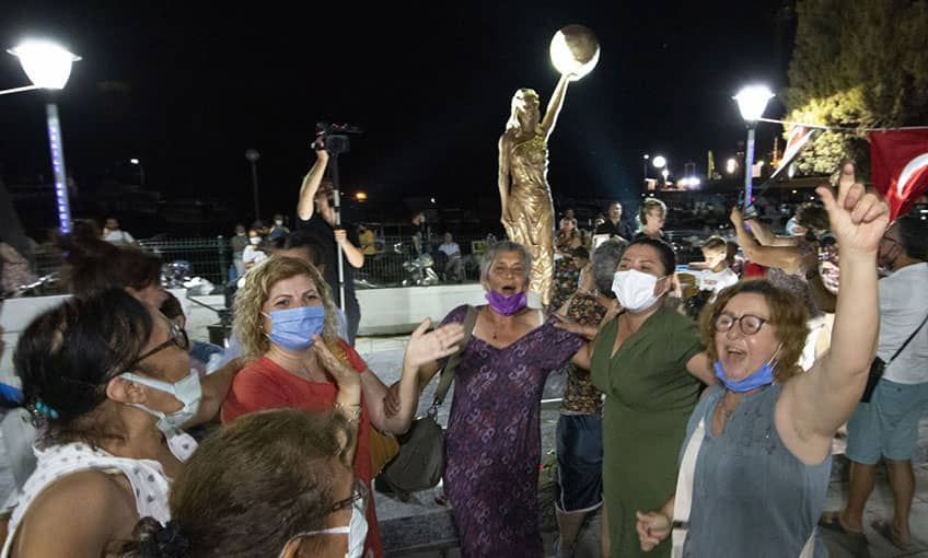 Dikili’de Kadın Hakları Parkı ve İlk Kadın Heykeli Açıldı