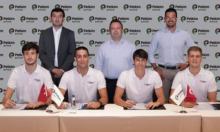 Yetiştirdiği 4 oyuncusuyla profesyonel sözleşme imzaladı