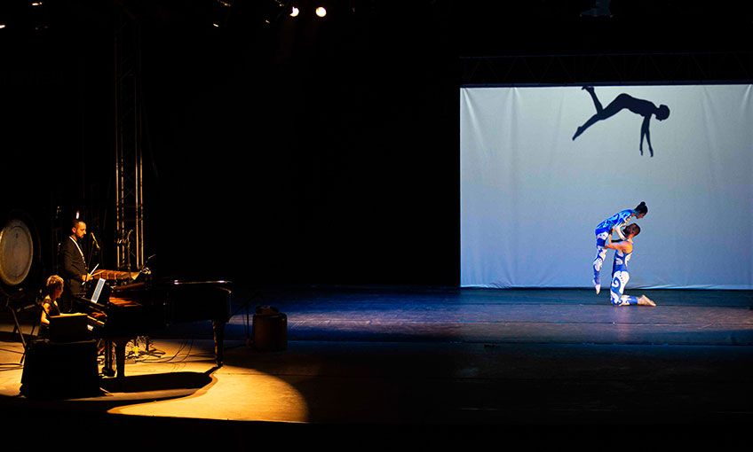 Picasso Sahnesinde kadifeli beyefendi