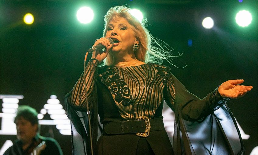 Hanka Paldum kardeşlik festivali için sahnede