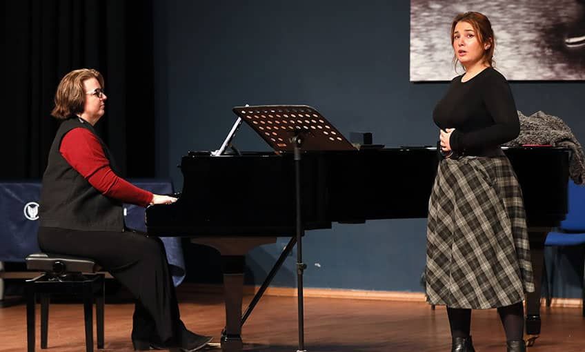 Grammy ödüllü sanatçı öğrencilerle buluştu