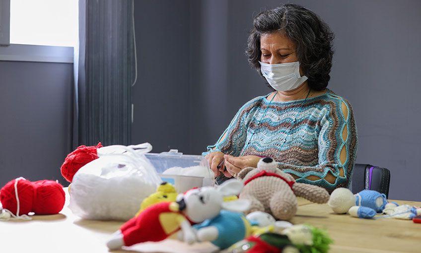 Hayata ilmek atıyor