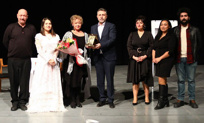 Ayakta alkışlandı