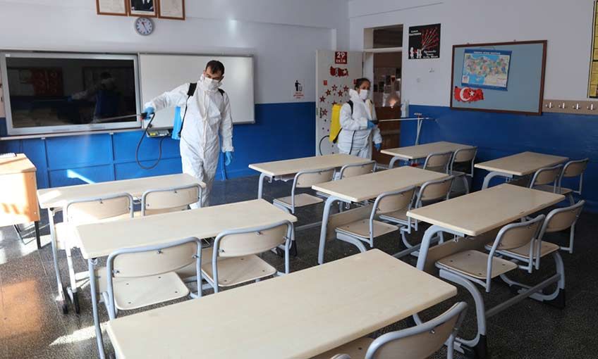 Bayraklı’nın okulları dezenfekte ediliyor