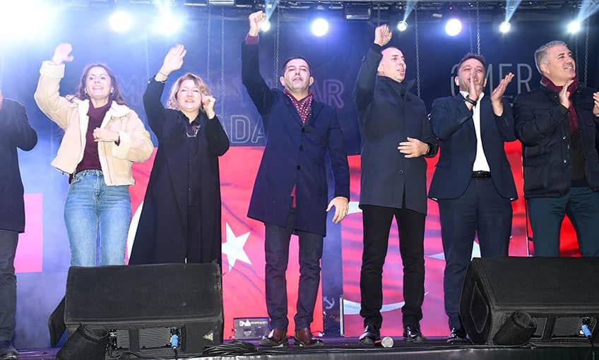 On binler yeni yıla sokak partisiyle girdi