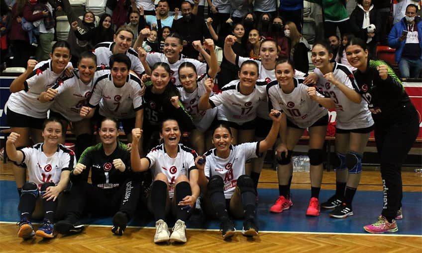 İzmir aşkıyla herkes salona