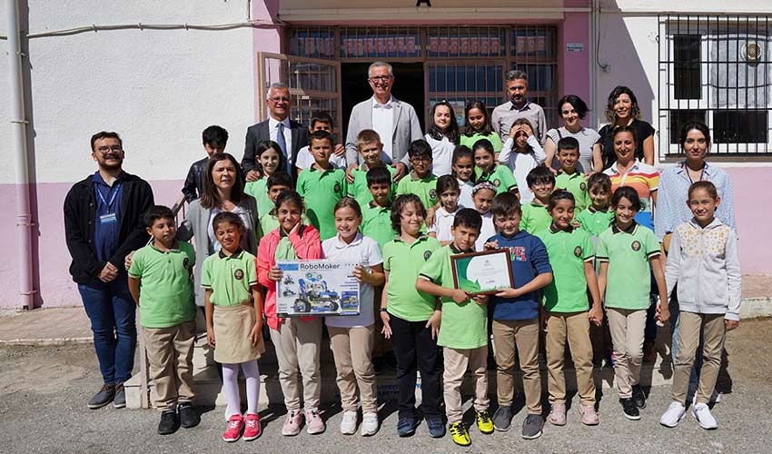 Gaziemir’in geri dönüşen atık avcıları ödüllerini aldı