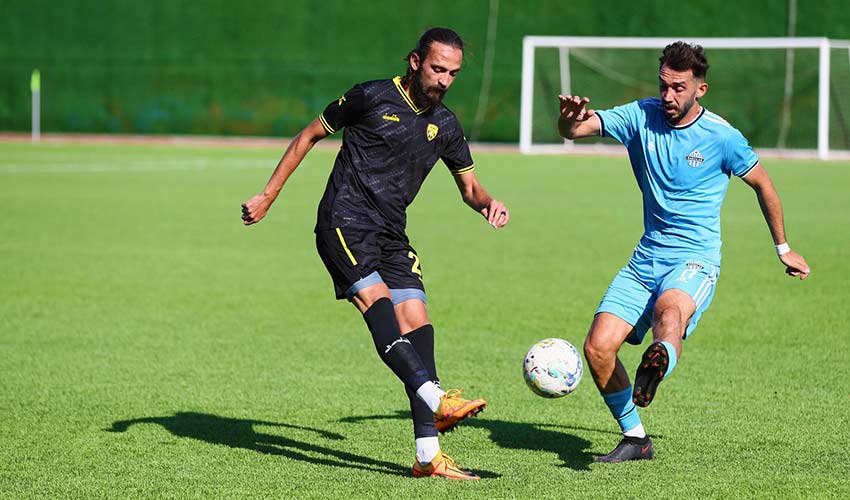 Evinde Berabere Kaldı