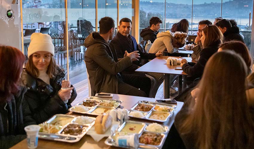 Üniversitelilere ücretsiz akşam yemeği