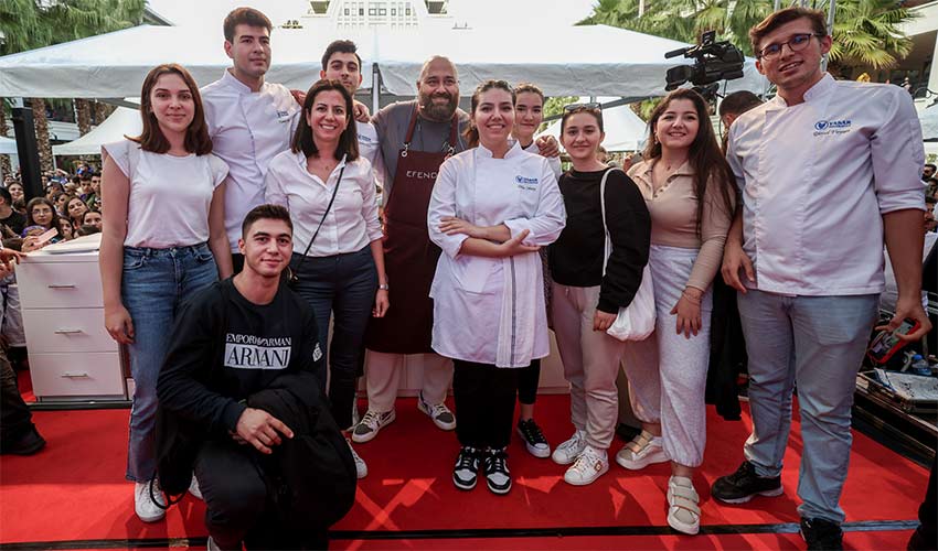 Ünlü şef Somer Sivrioğlu ile mutfağa girdiler