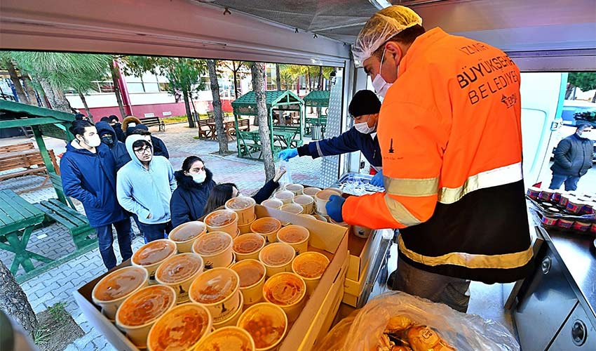 İzmir Demokrasi ve Bakırçay üniversitelerinde de yemek hizmeti başladı
